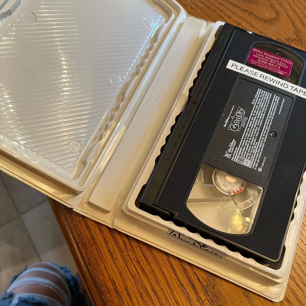 A Goofy Movie (Walt Disney Pictures Presents) [VHS] - Picture 2 of 3